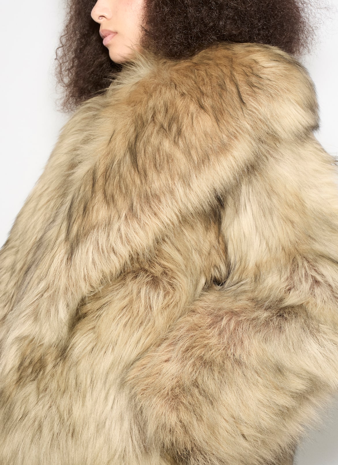 CROPPED SHEARLING COAT ALAÏA SAND/BLACK CROPPED SHEARLING COAT